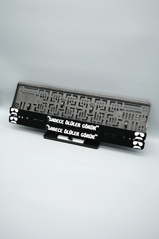 SADECE ÖLÜLER GÖRÜR YAZILI 3D KABARTMALI PLEKSİ ARABA PLAKALIĞI