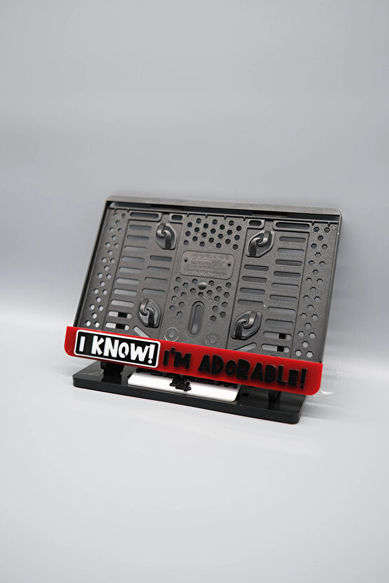 I KNOW! IM ADORABLE 3D KABARTMALI KIRIMIZI PLEKSİ MOTOR PLAKALIĞI