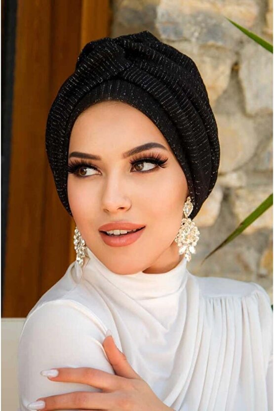 Siyah Fitilli Burgu Detaylı Bone