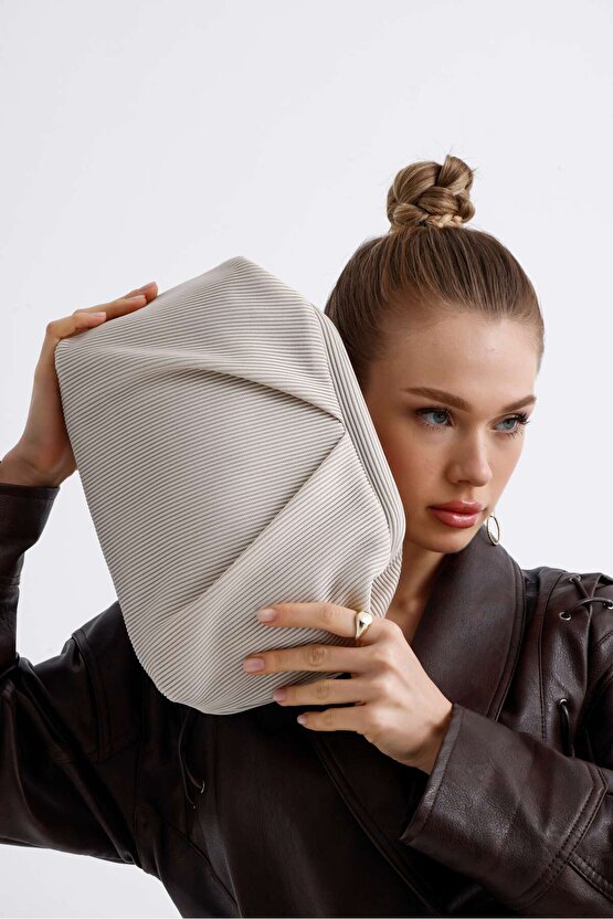 Heybes Kadın Krem Piliseli Clutch El Çantası