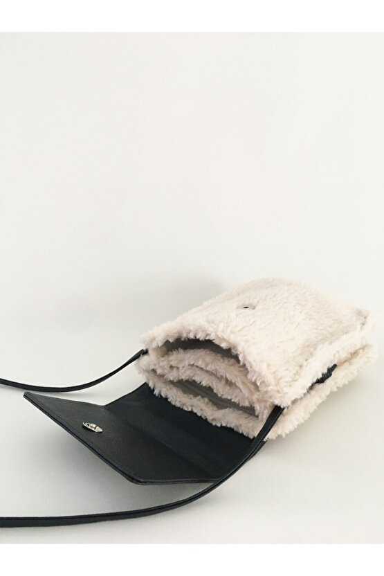 Kadın Siyah Kapaklı Peluş Çapraz Askılı Omuz Çantası