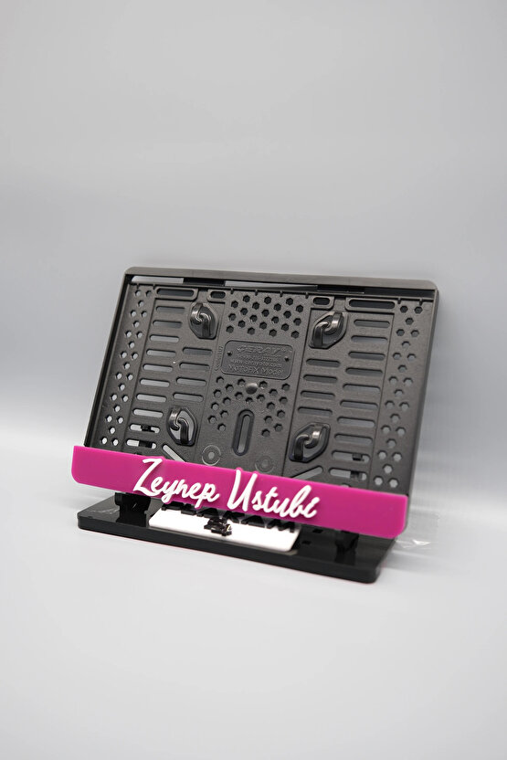 EL YAZI FONTLU PEMBE BEYAZ KİŞİYE ÖZEL İSİMLİ PLEKSİ MOTOR PLAKALIĞI