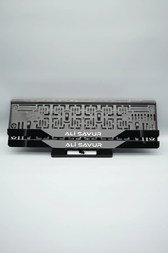 ORTASI GRİ BEYAZ YAZI PARÇALI KİŞİYE ÖZEL İSİMLİ PLEKSİ ARABA PLAKALIĞI