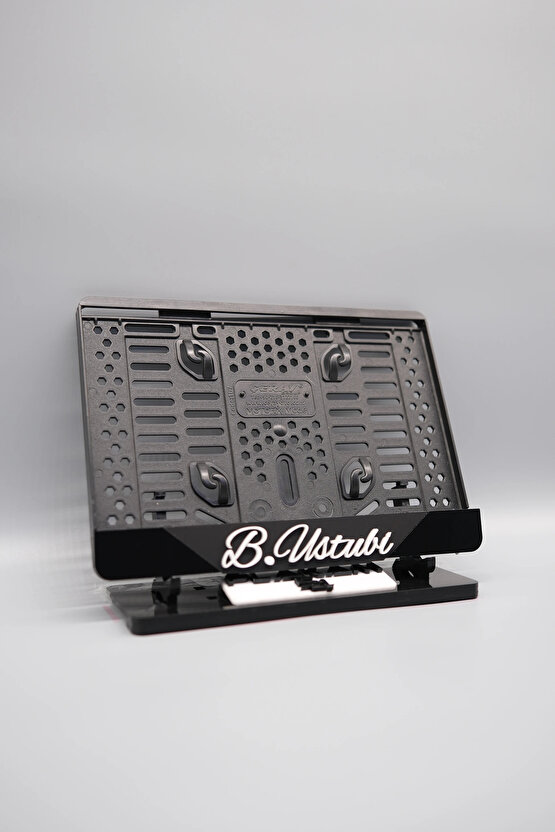 EL YAZI FONTLU ORTASI MAT SİYAH PARÇALI KİŞİYE ÖZEL İSİMLİ PLEKSİ MOTOR PLAKALIĞI