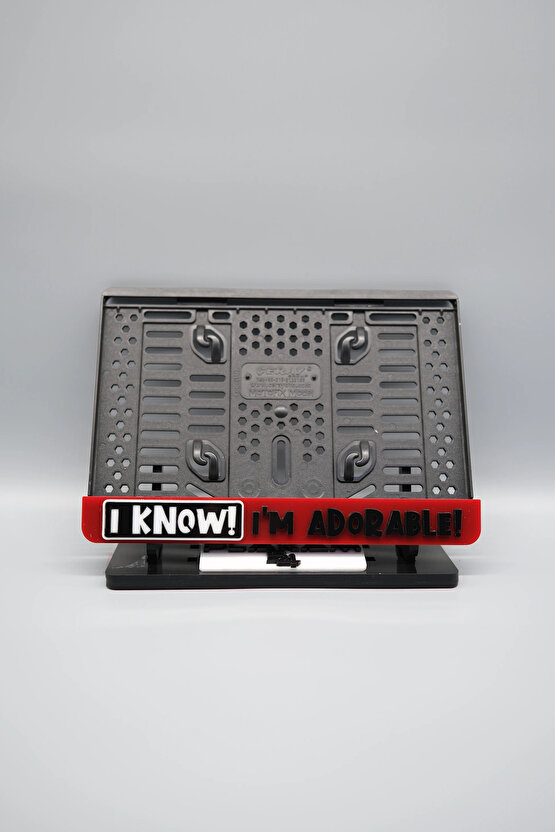 I KNOW! IM ADORABLE 3D KABARTMALI KIRIMIZI PLEKSİ MOTOR PLAKALIĞI