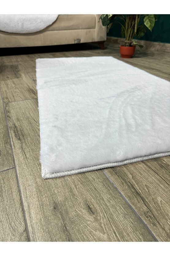Premium Yumuşacık Tavşan Tüyü Serisi Tüy Dökmez Kaymaz Dokuma Taban Peluş Halı Beyaz