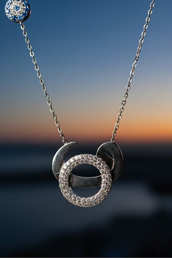 Halka Üstünde Vav Kolye