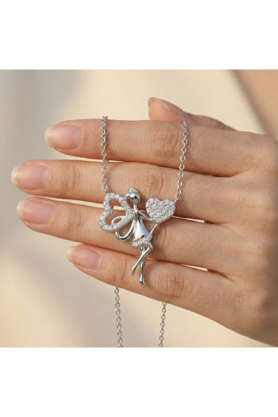 Kalpli Kanatlı Kadın