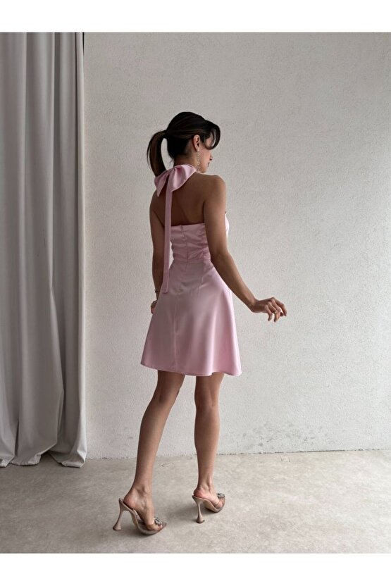 Kadın Boyundan Bağlamalı Kurdela Detaylı Mini Saten Elbise