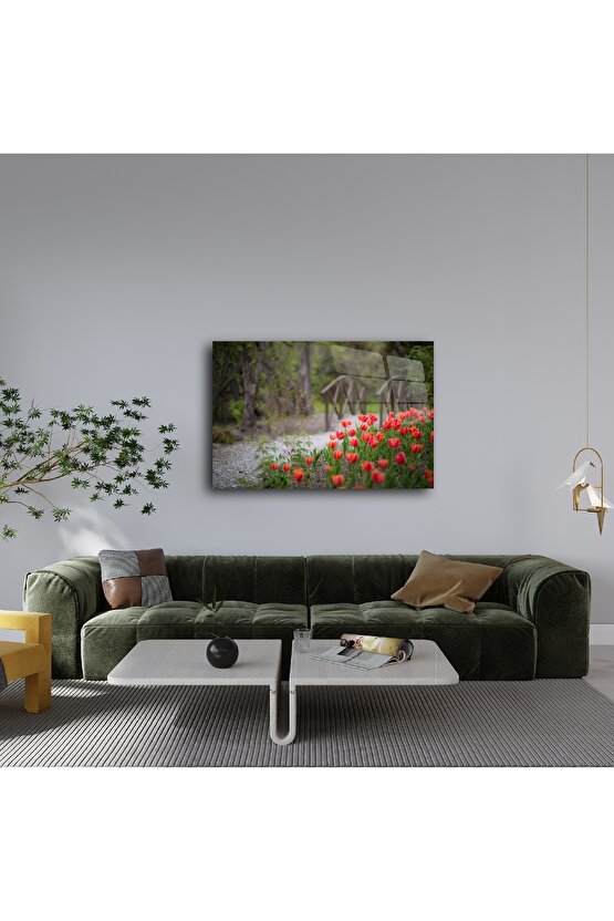 Ahşap Köprü ve Kırmızı Lale Bahçesi Cam Tablo