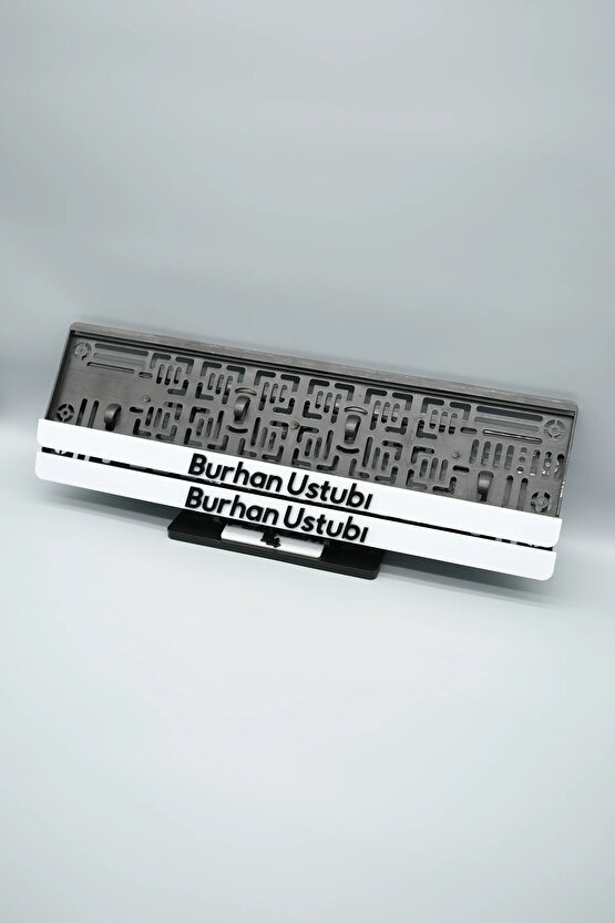 İTALİK KÜÇÜK HARFLİ DÜZ FONTLU BEYAZ KİŞİYE ÖZEL İSİMLİ PLEKSİ ARABA PLAKALIĞI