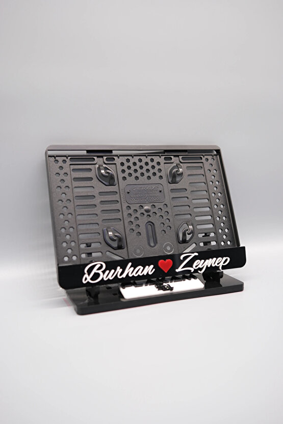 EL YAZI FONTLU KALPLİ SİYAH BEYAZ ÇİFTLERE ÖZEL İSİMLİ PLEKSİ MOTOR PLAKALIĞI