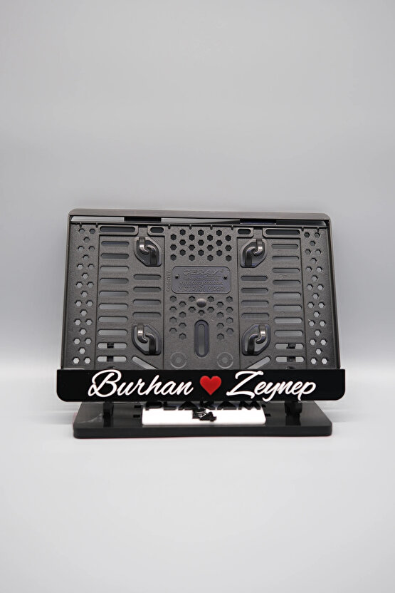 EL YAZI FONTLU KALPLİ SİYAH BEYAZ ÇİFTLERE ÖZEL İSİMLİ PLEKSİ MOTOR PLAKALIĞI