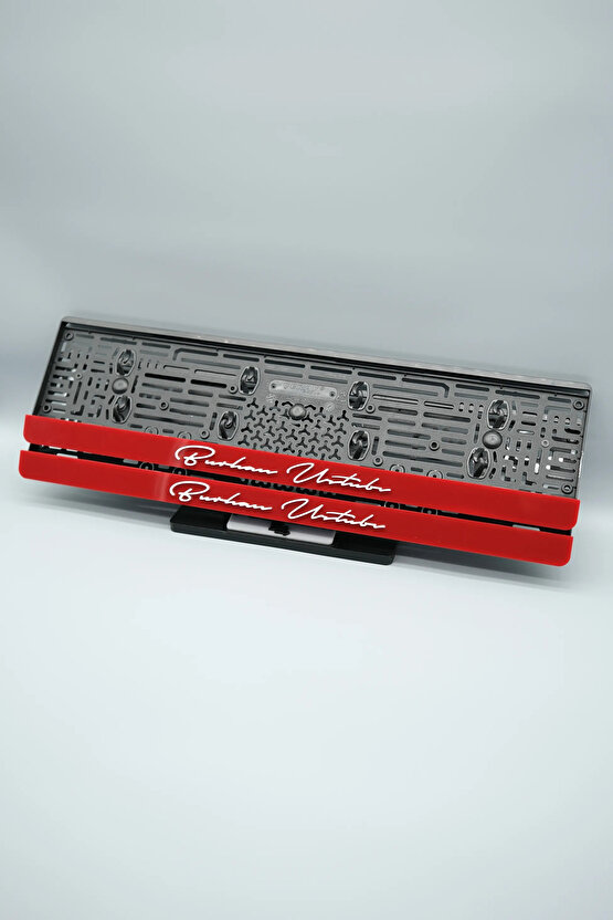 İMZA FONTLU KİŞİYE ÖZEL İSİMLİ KIRMIZI PLEKSİ ARABA PLAKALIĞI