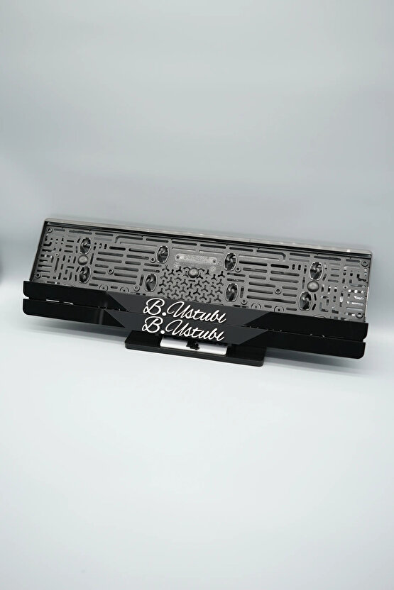 EL YAZI FONTLU ORTASI MAT SİYAH PARÇALI KİŞİYE ÖZEL İSİMLİ PLEKSİ ARABA PLAKALIĞI