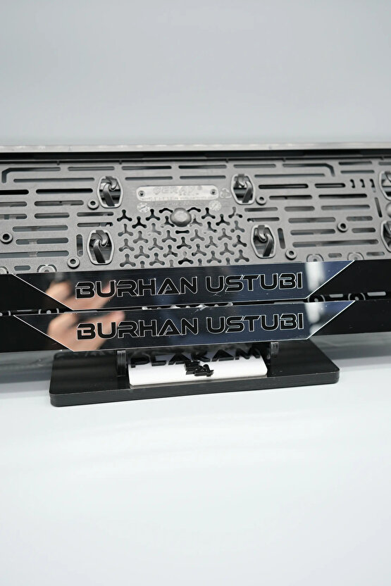 ORTASI GÜMÜŞ PARÇALI KİŞİYE ÖZEL İSİMLİ PLEKSİ ARABA PLAKALIĞI