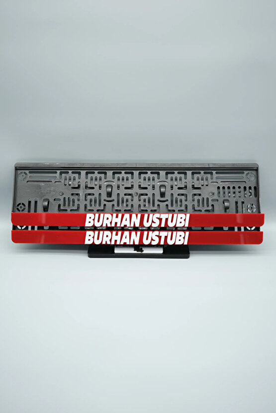 TAŞMALI BÜYÜK DÜZ FONTLU KIRMIZI KİŞİYE ÖZEL İSİMLİ PLEKSİ ARABA PLAKALIĞI