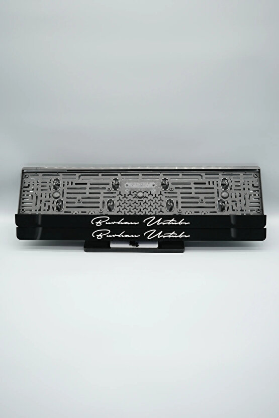 İMZA FONTLU KİŞİYE ÖZEL İSİMLİ SİYAH PLEKSİ ARABA PLAKALIĞI