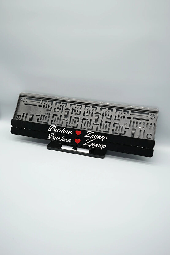 EL YAZI FONTLU KALPLİ SİYAH BEYAZ ÇİFTLERE ÖZEL İSİMLİ PLEKSİ ARABA PLAKALIĞI
