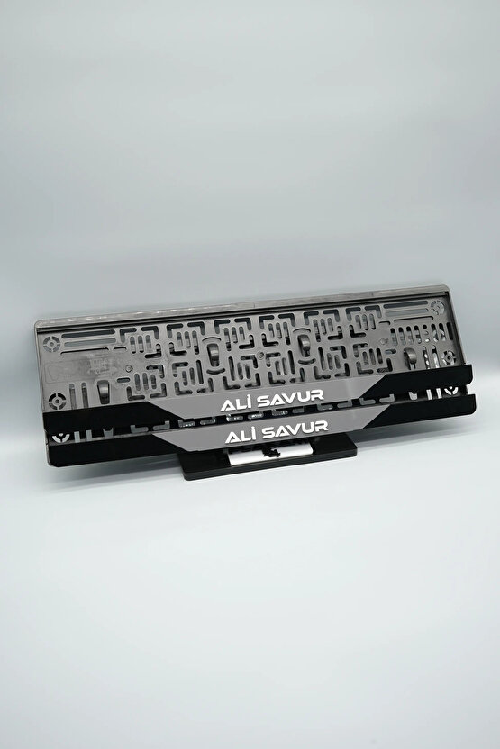 ORTASI GRİ BEYAZ YAZI PARÇALI KİŞİYE ÖZEL İSİMLİ PLEKSİ ARABA PLAKALIĞI