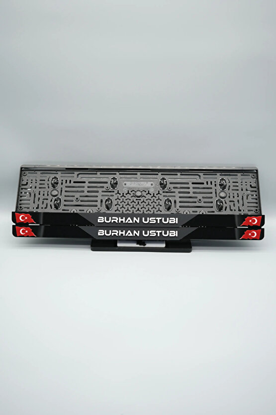 ORTASI MAT SİYAH PARÇALI BAYRAKLI KİŞİYE ÖZEL İSİMLİ PLEKSİ ARABA PLAKALIĞI