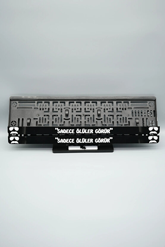 SADECE ÖLÜLER GÖRÜR YAZILI 3D KABARTMALI PLEKSİ ARABA PLAKALIĞI