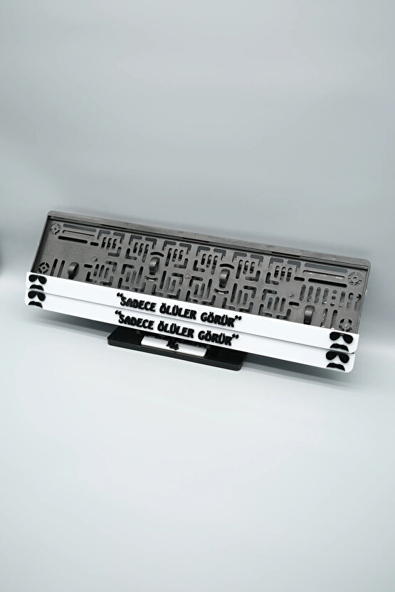 SADECE ÖLÜLER GÖRÜR YAZILI 3D KABARTMALI PLEKSİ ARABA PLAKALIĞI