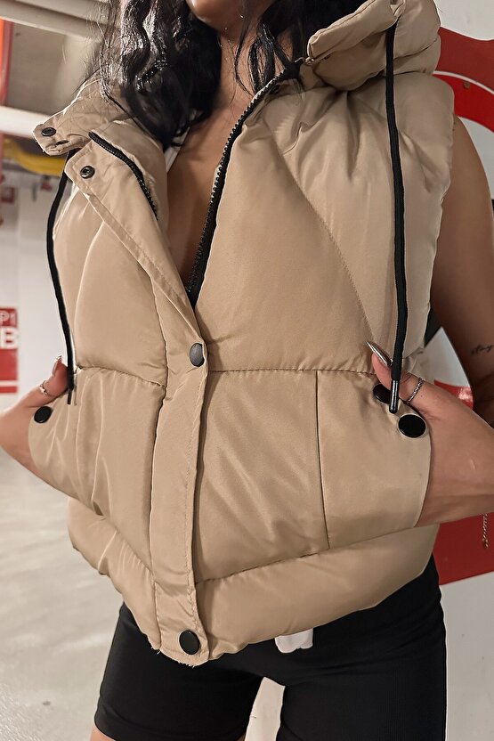 Kadın Kapüşonlu Crop Şişme Yelek – Su İtici Fermuar ve Çıtçıt Detaylı Günlük Spor Yelek