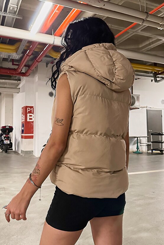 Kadın Kapüşonlu Crop Şişme Yelek – Su İtici Fermuar ve Çıtçıt Detaylı Günlük Spor Yelek