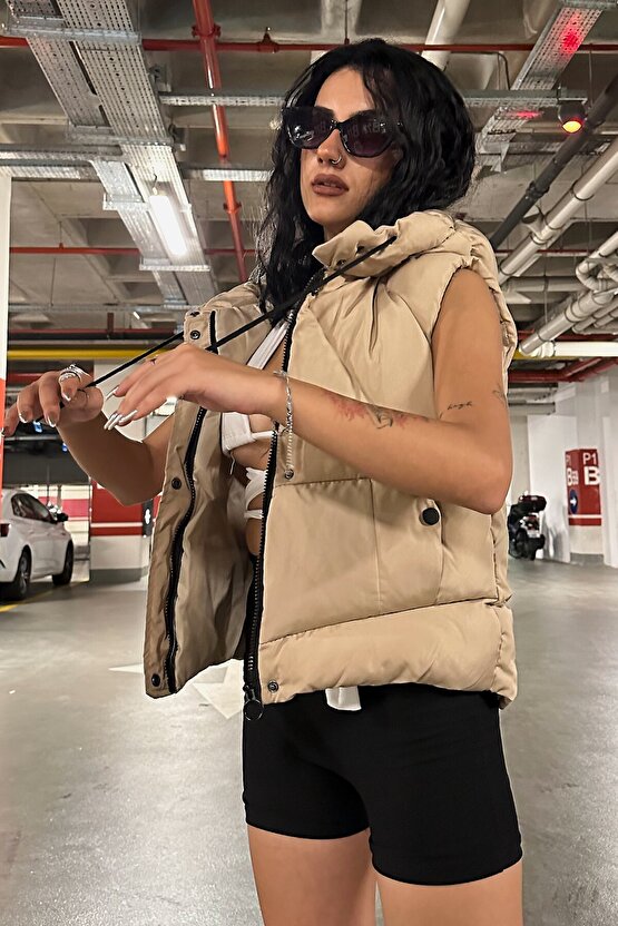 Kadın Kapüşonlu Crop Şişme Yelek – Su İtici Fermuar ve Çıtçıt Detaylı Günlük Spor Yelek