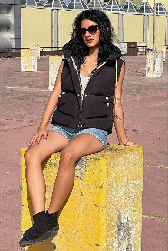 Kadın Kapüşonlu Crop Şişme Yelek – Su İtici Fermuar ve Çıtçıt Detaylı Günlük Spor Yelek