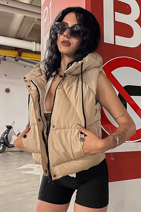 Kadın Kapüşonlu Crop Şişme Yelek – Su İtici Fermuar ve Çıtçıt Detaylı Günlük Spor Yelek