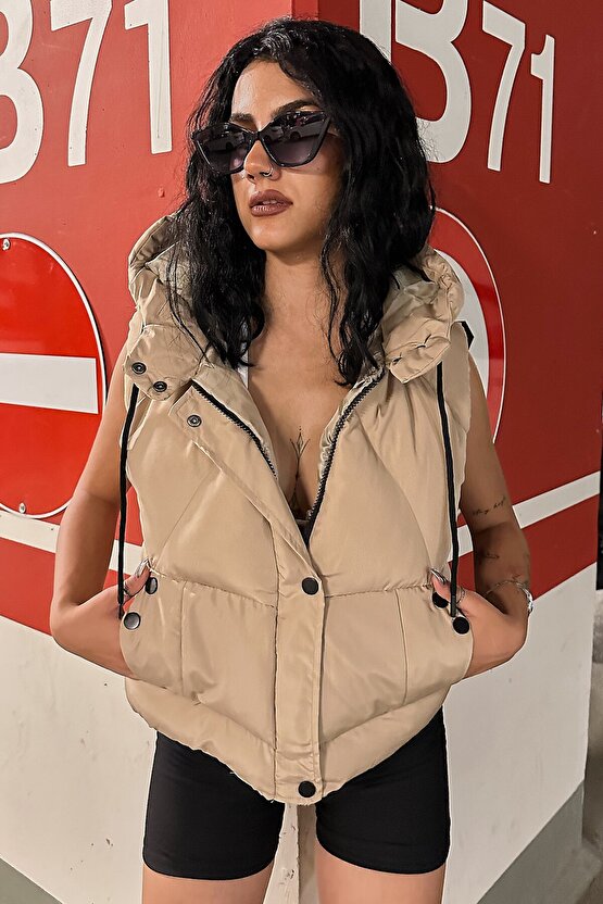 Kadın Kapüşonlu Crop Şişme Yelek – Su İtici Fermuar ve Çıtçıt Detaylı Günlük Spor Yelek