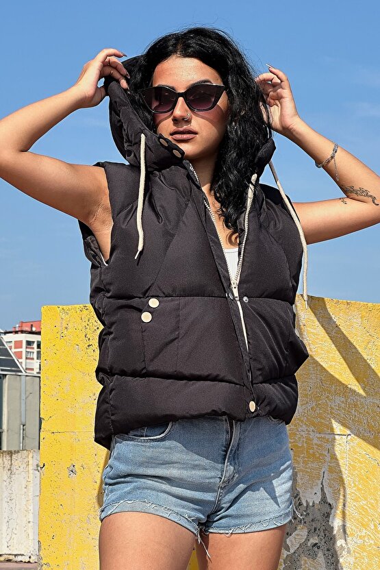 Kadın Kapüşonlu Crop Şişme Yelek – Su İtici Fermuar ve Çıtçıt Detaylı Günlük Spor Yelek