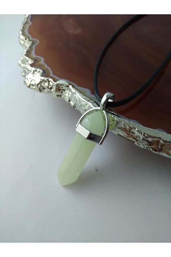 Karanlıkta Parlayan Çivi Şeklinde Doğaltaş Kolye