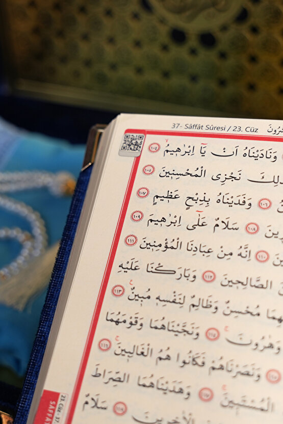 Hediyelik Kuranı Kerim | Kuran Hediyesi | Lüks Ahşap Kutu, Kadife Kuran, Şal ve İnci Tesbih Seti