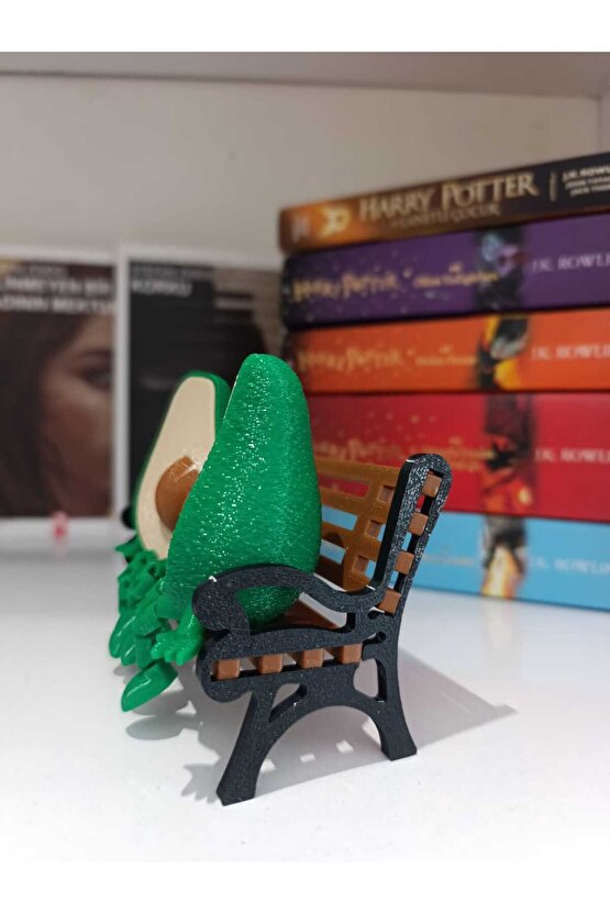 Bank Üzerine Oturan Sevimli Avokadolar  Dekoratif Obje