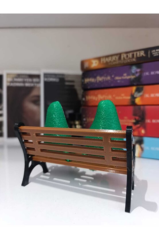 Bank Üzerine Oturan Sevimli Avokadolar  Dekoratif Obje