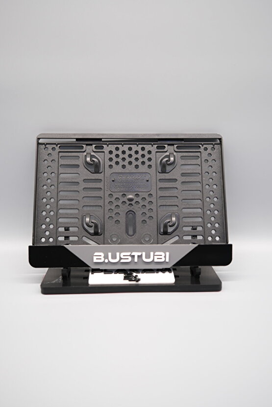 ORTASI GRİ PARÇALI BEYAZ YAZILI KİŞİYE ÖZEL İSİMLİ PLEKSİ MOTOR PLAKALIĞI