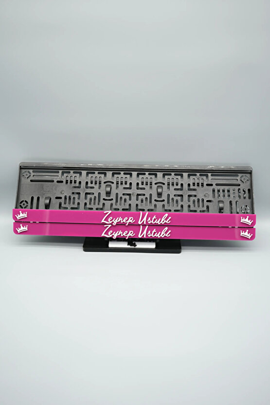 EL YAZI FONTLU KRALİÇE TACLI PEMBE BEYAZ KİŞİYE ÖZEL İSİMLİ PLEKSİ ARABA PLAKALIĞI