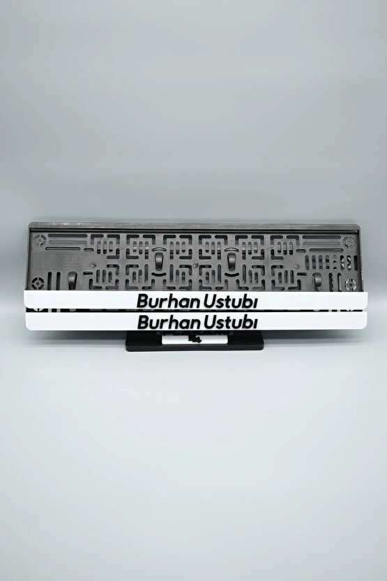 İTALİK KÜÇÜK HARFLİ DÜZ FONTLU BEYAZ KİŞİYE ÖZEL İSİMLİ PLEKSİ ARABA PLAKALIĞI