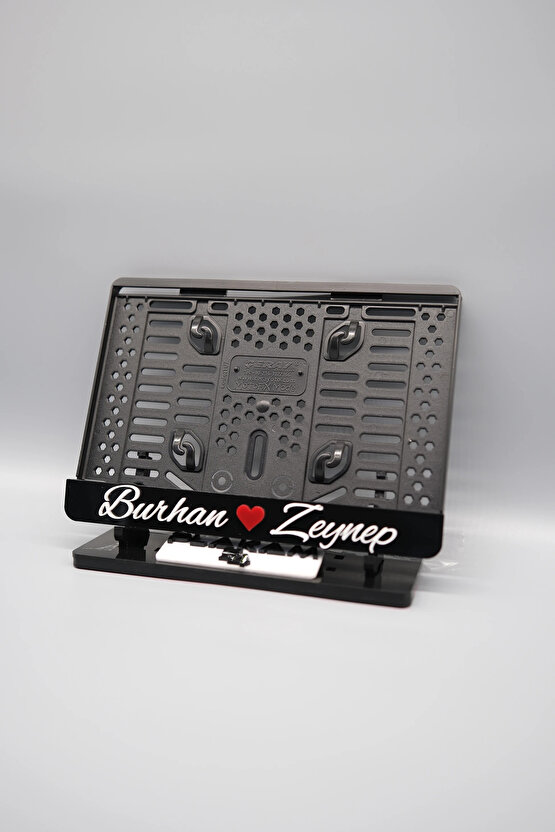 EL YAZI FONTLU KALPLİ SİYAH BEYAZ ÇİFTLERE ÖZEL İSİMLİ PLEKSİ MOTOR PLAKALIĞI