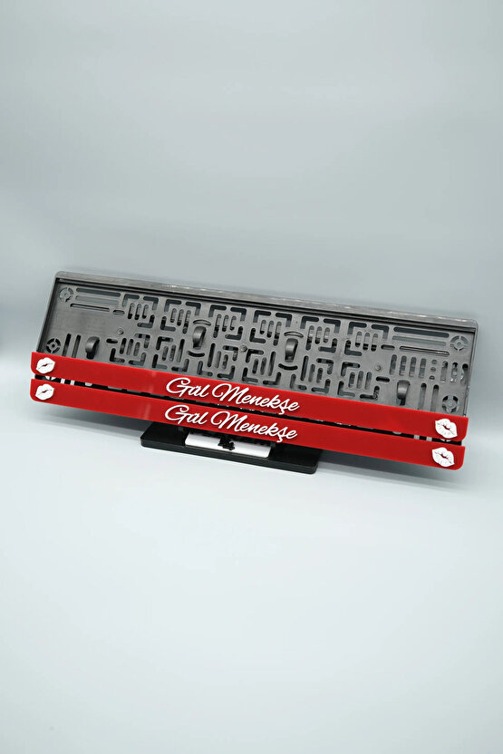 EL YAZI FONTLU DUDAK EMOJİLİ KIRMIZI BEYAZ KİŞİYE ÖZEL İSİMLİ PLEKSİ ARABA PLAKALIĞI