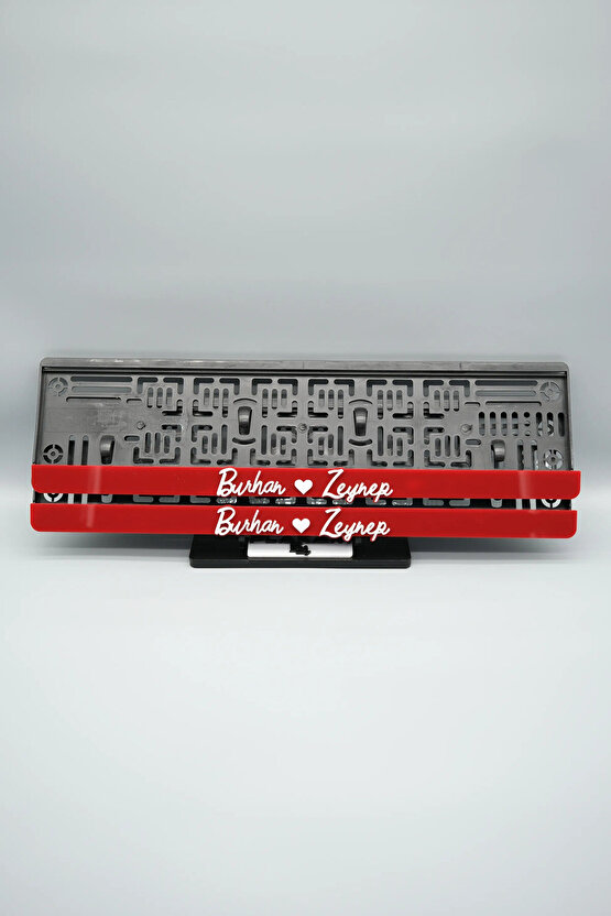 EL YAZI FONTLU KALPLİ KIRMIZI BEYAZ ÇİFTLERE ÖZEL İSİMLİ PLEKSİ ARABA PLAKALIĞI