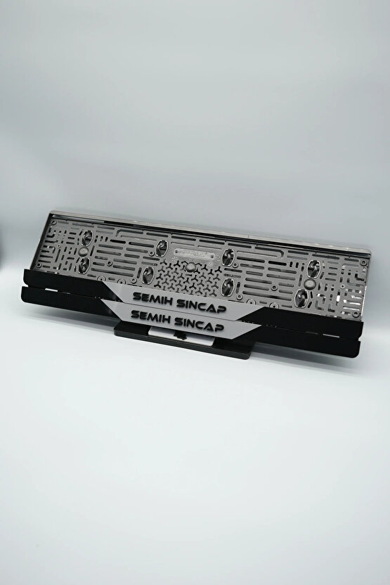 ORTASI GRİ PARÇALI KİŞİYE ÖZEL İSİMLİ PLEKSİ ARABA PLAKALIĞI