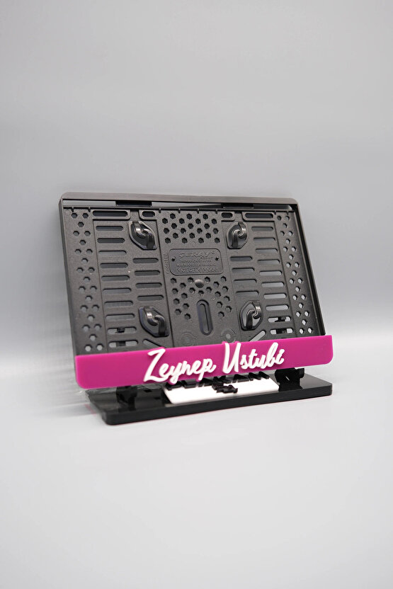 EL YAZI FONTLU PEMBE BEYAZ KİŞİYE ÖZEL İSİMLİ PLEKSİ MOTOR PLAKALIĞI