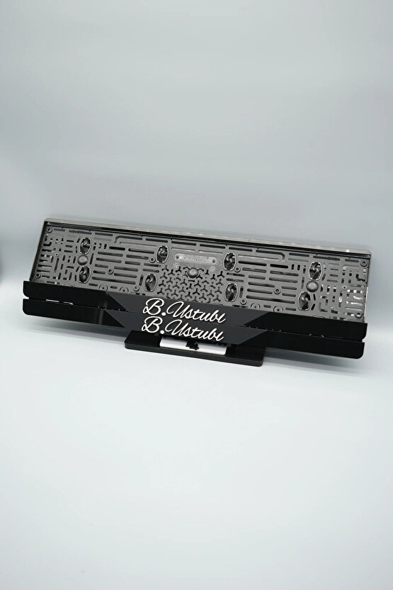 EL YAZI FONTLU ORTASI MAT SİYAH PARÇALI KİŞİYE ÖZEL İSİMLİ PLEKSİ ARABA PLAKALIĞI