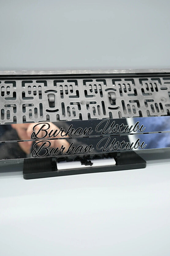 İNCE EL YAZI FONTLU KİŞİYE ÖZEL İSİMLİ GÜMÜŞ PLEKSİ ARABA PLAKALIĞI