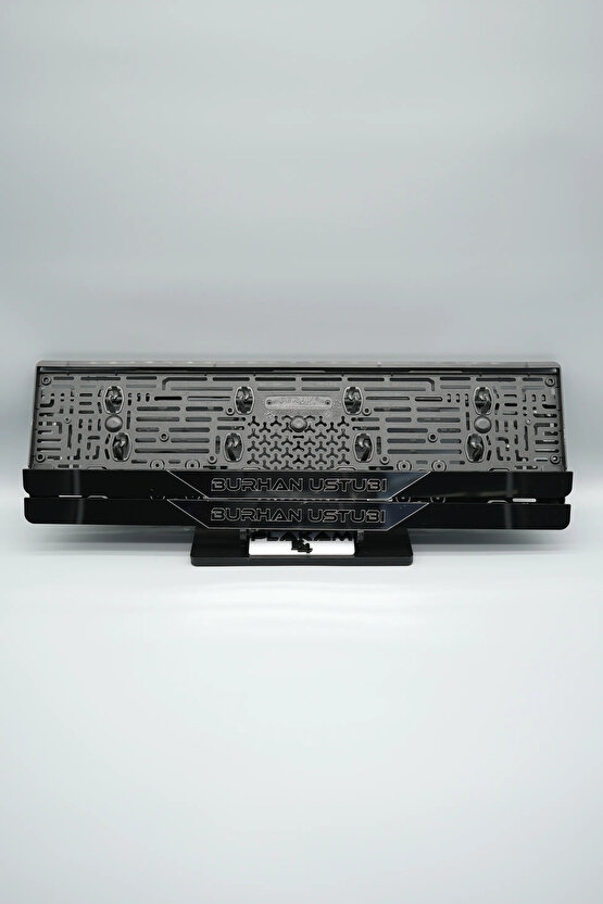 ORTASI GÜMÜŞ PARÇALI KİŞİYE ÖZEL İSİMLİ PLEKSİ ARABA PLAKALIĞI