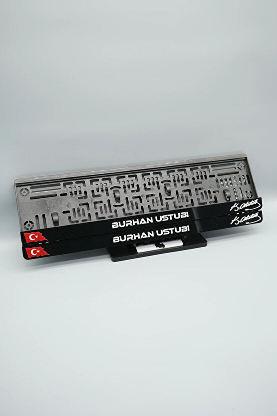 BAYRAKLI, K.A. BENZER İMZALI KİŞİYE ÖZEL İSİMLİ PLEKSİ ARABA PLAKALIĞI